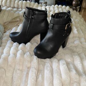 Top moda size 7 1/2 zip up black ankle booties